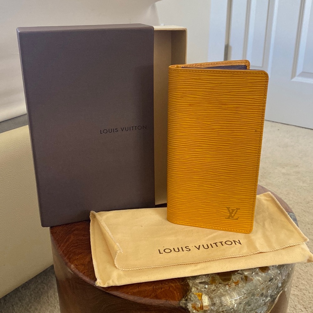 Louis Vuitton Epi Long Wallet - Full Set Box & Dust Bag included 🎁 Excellent!